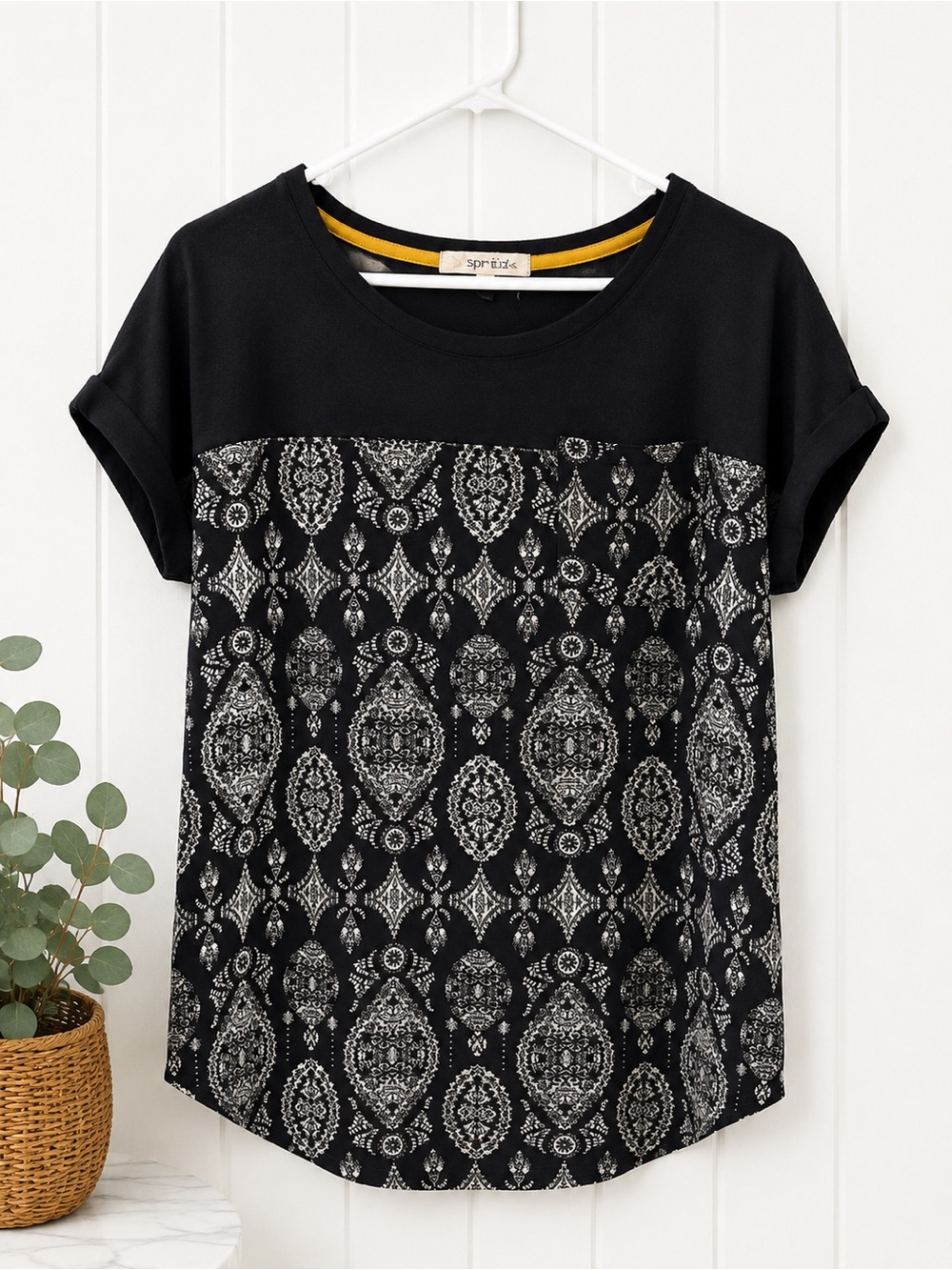 Collective Concepts Black and White Printed Short Sleeve Top